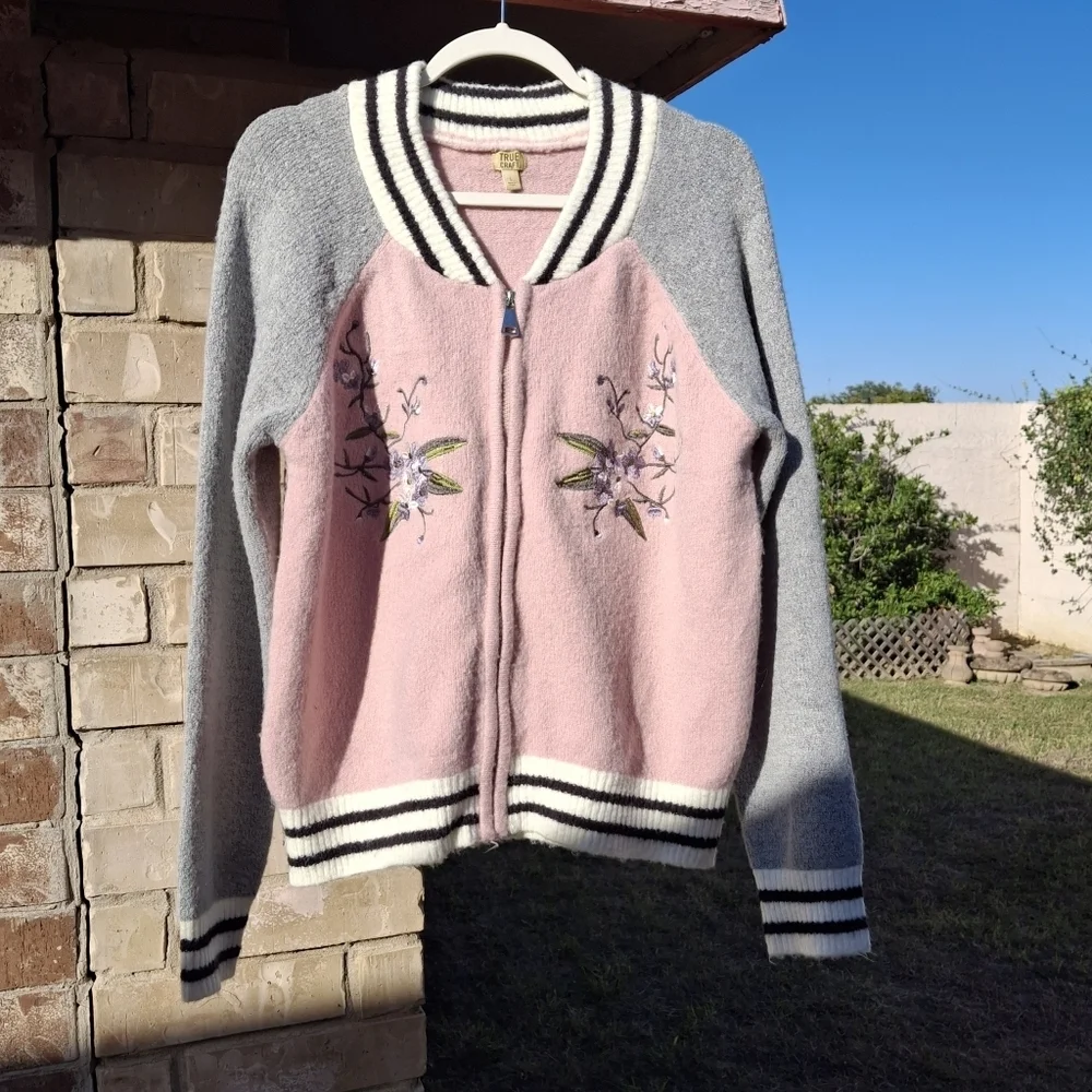 True Craft Embroidered Varsity Sweater Gray Pink Striped Trim  Women Size Large - Picture 5 of 15
